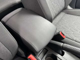 センターアームレストを装備。運転中の腕を支えながら、フロントシートで快適に過ごせる装備です。