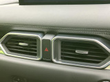 必要な情報を一目で確認できる、視認性の高いメーターデザインです。ドライバーの運転をサポートする機能が充実しています。