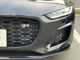 大型のフロントグリルでスーパーチャージャーエンジンを冷却します。