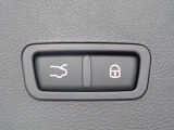 バンパー下部への足先操作でオープン可能なハンズフリー電動テールゲート装備。両手で荷物を抱えている時などでも、便利に使えます。