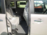後部座席は便利なスライドドア。狭い駐車場、風が強い日、お子様の開け閉め、荷物を沢山出し入れする時など&hellip;どんな状況でも隣の車にぶつける心配がありません。
