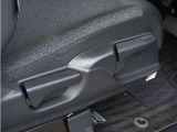 【運転席シートリフター】運転席シートリフターで座面を上下に上げ下げできます。運転しても疲れにくい姿勢に調整できます。