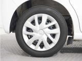 ◆純正ホイール装着車◆シンプルなデザインのホイールキャップ付きです。