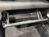 助手席前のグローブBOX等々すぐに出してしまえる便利な収納スペースが備わっています♪