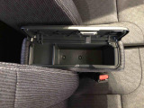 センターアームレスト付きで運転中も腕が楽々!