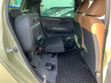 後部座席は跳ね上げることが可能です。高さがあって荷室には積み込みにくい物があったときは是非2列目を活用してください!