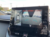 パノラミックビューモニター付きです。車両を上から見たような映像をディスプレイオーディオ画面に表示。運転席からの目視だけでは見にくい、車両周辺の状況をリアルタイムでしっかり確認できます。