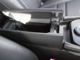 運転席アームレストリッドを開けると、小物入れがあります。