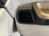 前席両側に便利なドリンクホルダー。