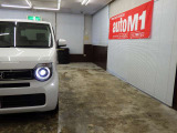 当店では専任のメカニックが大切なお客様のお車を一台一台丁寧に整備いたします。自社認証工場にてリフトアップし下回りまでキッチリ検査いたします。