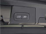 テールゲートには、スイッチ一つで開閉可能な電動開閉機能を装備。また、リアバンパーの下で足を動かすだけで開閉できる、ハンズフリー・オープニング/クロージング機構も搭載しています。