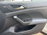 運転席ドア内側の状態です。ドアトリムやスイッチ周辺など、使用感が出やすい部分もご確認いただけます。