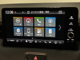 ダッシュボードに自然に溶け込むようにデザインされた純正メモリーナビゲーション。