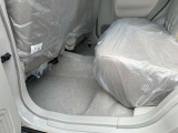 後部座席も十分な広さがあります!シートを倒せば荷物もさらに沢山積めますね♪