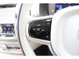 ステアリングの左側には、前車を追従するACC(アダプティブ・クルーズ・コントロール)と車線を読み取って走行するパイロットアシストの操作スイッチが備わっています。