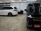 当店では専任のメカニックが大切なお客様のお車を一台一台丁寧に整備いたします。自社認証工場にてリフトアップし下回りまでキッチリ検査いたします。