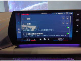 【ナビ純正】ワイドコントールディスプレイは、画面内に多数の情報を表示する事が可能です。センターコンソールiDriveコントローラー操作だけでなく、タッチパネルでの操作も可能となっております。