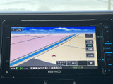 目的地までのルートを鮮明に表示。ドライバーの運転をサポートし、安全運転を後押しします。スムーズなナビゲーションで快適なドライブを演出します。