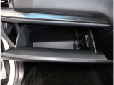グローブボックス。車検証を入れておくのにピッタリなスペースです!もちろん他にもさまざまなものが収納できますよ!