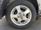 社外のアルミホイール付きで足元もスタイリッシュです!タイヤサイズは、145/80R13です。