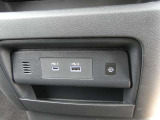前席にUSB Type-A/Type-c端子が装着できます。2列目3列目にもType-c端子が各2個装備しています。