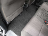 Honda認定中古車に新品の純正フロアマットを装着しました。気分よくドライブをお楽しみいただけます♪