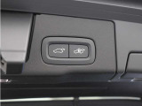 テールゲートには、スイッチ一つで開閉可能な電動開閉機能を装備。また、リアバンパーの下で足を動かすだけで開閉できる、ハンズフリー・オープニング/クロージング機構も搭載しています。