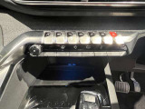 モニター下は操作しやすいボタンが装備されています。