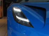 LEDヘッドランプは、従来のハロゲンヘッドランプやディスチャージヘッドランプに比べて、少ないエネルギー消費ではるかに明るい光を提供します。