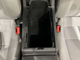前席のシート間に配置したアームレスト付きのコンソールボックスで運転席助手席がそれぞれくつろげます。