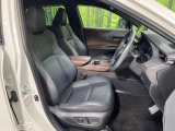 運転席まわりには十分なスペースがあり、大柄な方でもゆったり運転していただける環境です。