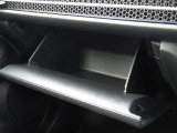 ■グローブボックス■保険証券や車検証などの車の必需品を収納できます!また、サングラスやCD、DVDなどの便利な小物も収納可能です♪