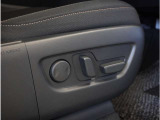 【パワーシート】電動で座面を前後上下に動かすことができます。簡単に運転しても疲れにくい姿勢に調整できます。