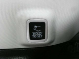 バンパー下部への足先操作でオープン可能なハンズフリー電動テールゲート装備。両手で荷物を抱えている時などでも、便利に使えます。