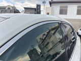 見落としがちな屋根もチェック。色ムラ・小キズ・へこみの有無や装備(ルーフレール等)も確認可能。