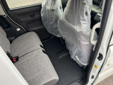後部座席も十分な広さがあります!シートを倒せば荷物もさらに沢山積めますね♪
