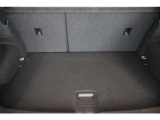 リアハッチドアが大きく開きますので、荷物の積み下ろしもしやすいです。トランクは広く、シートアレンジをすることで大きな荷物も乗ります。