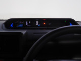 アナログメーターの無い、高さが抑えられたメーターパネル。運転席からのひろびろした視界をさえぎることなく、ドライバーに必要な情報をわかりやすくタイムリーに表示します。