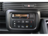 オートエアコンです。簡単操作で車内温度をコントロールします。