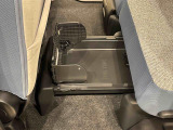 中敷きを立ち上げれば、倒れやすい荷物も安定して積める置きラクボックスが標準装備