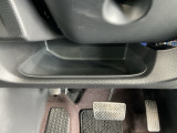 ステアリングホイール直下の小物入れ
