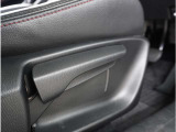 【運転席シートリフター】運転席シートリフターで座面を上げ下げできます。運転しても疲れにくい姿勢に調整できます。