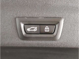 【電動テールゲート】オートマアチックトランクリッドオペレーションが装備されています。両手が塞がっている時でも、スマートキーを身につけていればハンズフリーで開閉可能です。