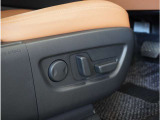 【パワーシート】電動で座面を前後上下に動かすことができます。簡単に運転しても疲れにくい姿勢に調整できます。
