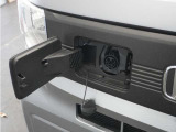充電口はフロントグリル部に配置。充電器とつないでも、充電ケーブルがドアの前を通りにくくなります。センターピラーレスの足元もスッキリだから、積み降ろしや乗降をスムーズに行うことができます。