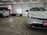 当店では専任のメカニックが大切なお客様のお車を一台一台丁寧に整備いたします。自社認証工場にてリフトアップし下回りまでキッチリ検査いたします。