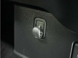◆コンビ二フック◆ちょっとした買い物の袋を吊り下げたり、ゴミ袋を吊り下げられるコンビニフックがあり車内を転がらず便利です!