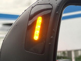 【リヤビークルディティクション】走行中、ドアミラーの死角になりやすい箇所に後続車が接近するとサイドミラー付近に警告を表示、ドライバーに注意喚起と、万一の際はハンドル操作をアシストをします。