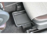助手席下に車検証入れなどを収納するボックスが付いています。意外と便利な小物入れです。