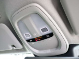 運転席のルーフには室内照明だけでなくSOSの通報ボタンが装備されています 事故の際にはワンプッシュでレスキューと通話が可能です